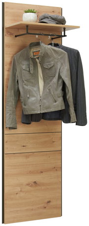 Wandpaneel aus Holz mit Kleiderhaken, Ablage und dekorativer Pflanze, seitliche Perspektive