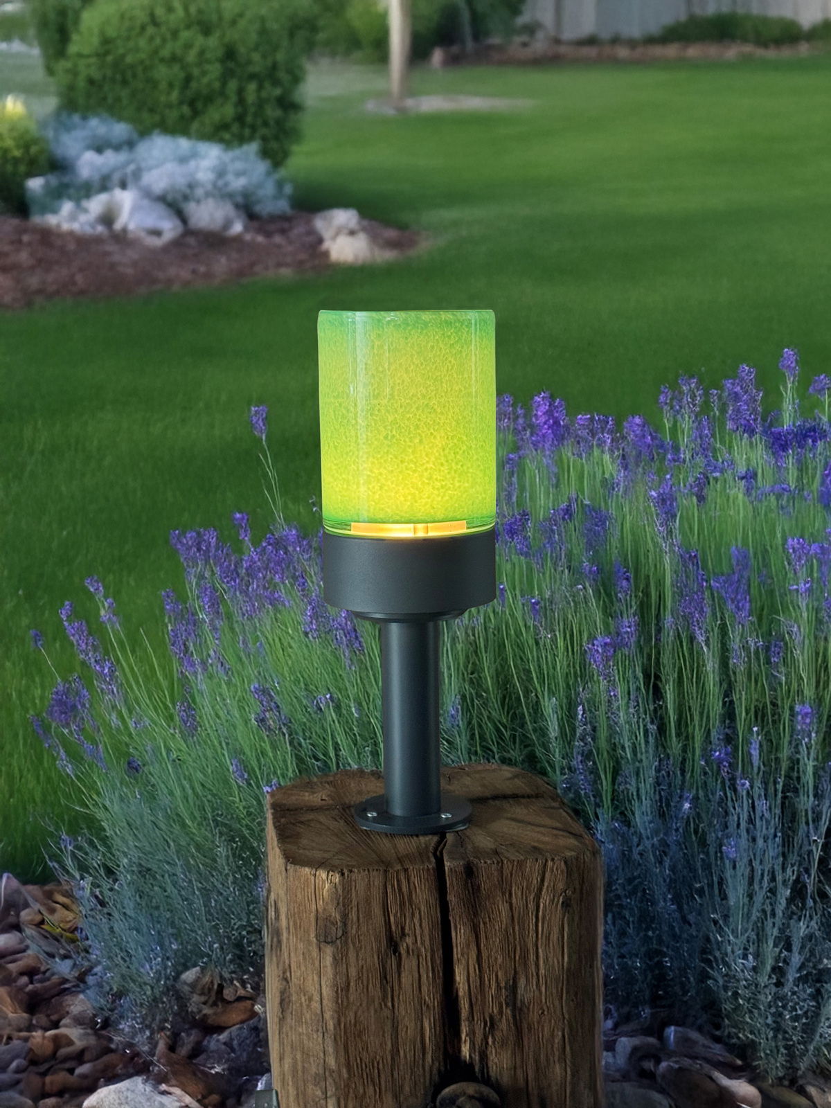 Gestell zu Akku-Windlicht auf einem Holzstumpf im Garten, seitliche Perspektive