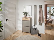 Moderner Eingangsbereich mit Schuhschrank, Spiegel und Garderobenpaneelen in einer hellen, gemütlichen Wohnung. Perspektive von vorne.