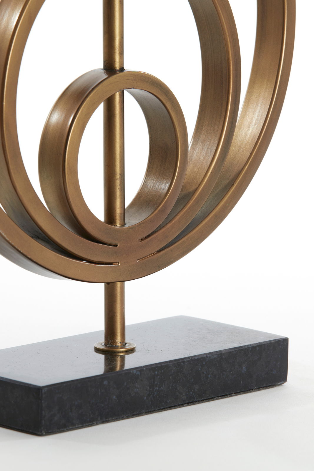 Light&Living Lampenfuß CASSEL Nahaufnahme eines modernen Lampenfußes aus Metall mit kreisförmigem Design auf einem dunklen Sockel, seitliche Perspektive.