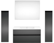 Moderne Badkombination mit zwei hohen, schwarzen Schränken, einem weißen Waschbecken mit Unterschrank und einem großen Spiegel, frontal betrachtet.