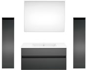 Moderne Badkombination mit zwei hohen, schwarzen Schränken, einem weißen Waschbecken mit Unterschrank und einem großen Spiegel, frontal betrachtet.