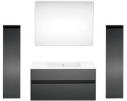 Moderne Badkombination mit zwei hohen, schwarzen Schränken, einem weißen Waschbecken mit Unterschrank und einem großen Spiegel, frontal betrachtet.