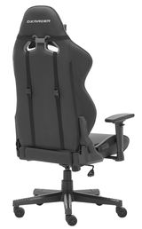 Rückansicht eines schwarzen Gaming-Stuhls mit verstellbaren Armlehnen und Rollen, Perspektive von hinten.