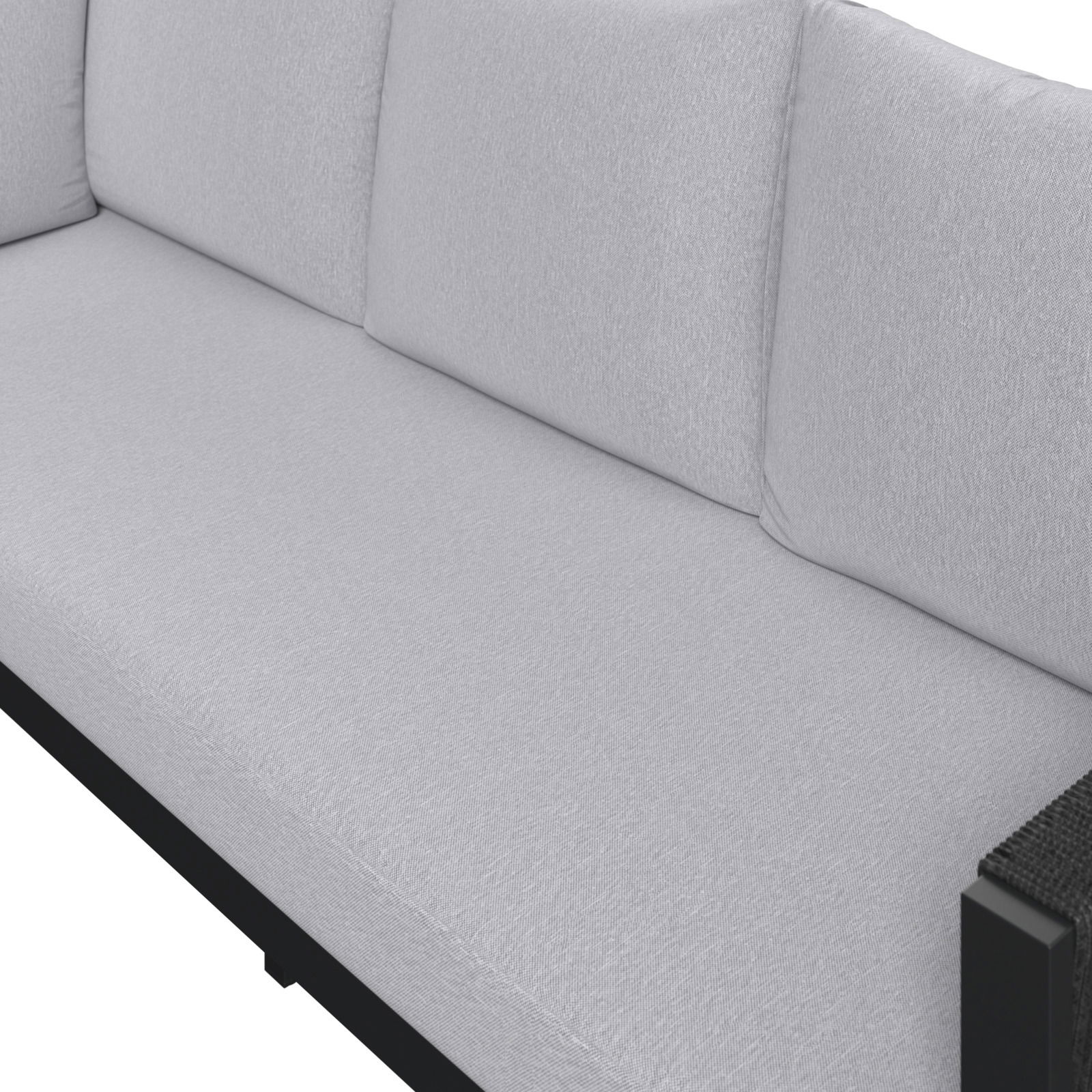 Nahaufnahme eines Gartenlounge-Sofas mit hellgrauen Kissen und schwarzem Rahmen, seitliche Perspektive