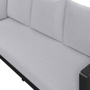 Nahaufnahme eines Gartenlounge-Sofas mit hellgrauen Kissen und schwarzem Rahmen, seitliche Perspektive