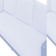 Nahaufnahme eines Gartenlounge-Sofas mit hellgrauen Kissen und schwarzem Rahmen, seitliche Perspektive