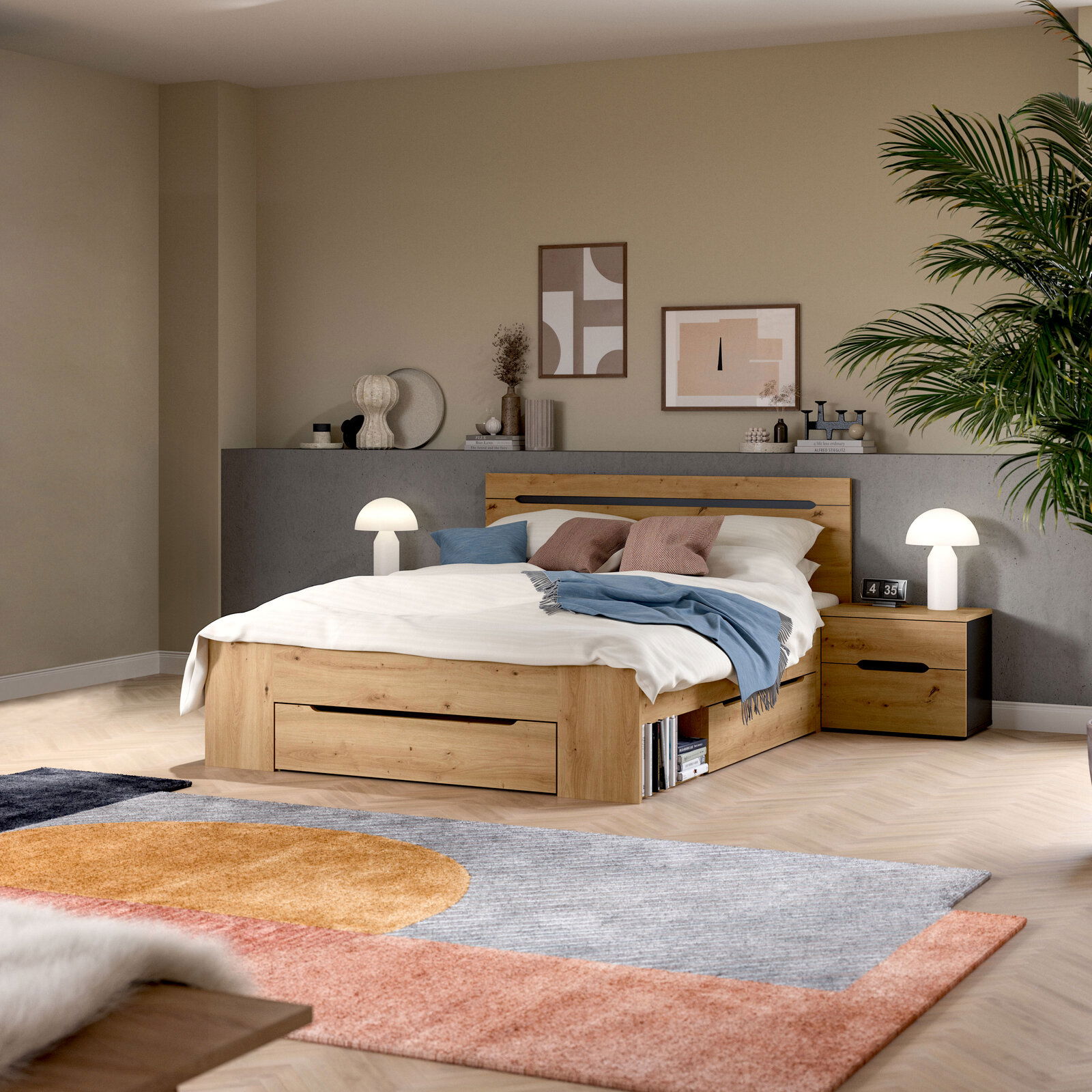 Modernes Holzbett mit Stauraum-Schublade und passendem Nachttisch im Schlafzimmer, schräg von vorne aus leicht erhöhter Perspektive fotografiert