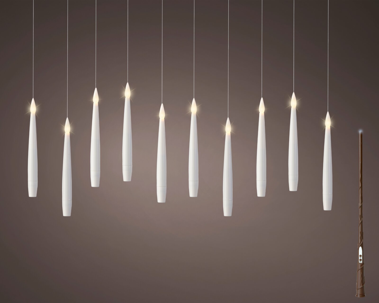 Frontansicht einer dekorativen Lichterkette mit zehn warmweiß leuchtenden, weißen Kerzen und braunem Anschlusskabel mit Ein-/Ausschalter.