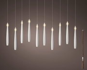Frontansicht einer dekorativen Lichterkette mit zehn warmweiß leuchtenden, weißen Kerzen und braunem Anschlusskabel mit Ein-/Ausschalter.
