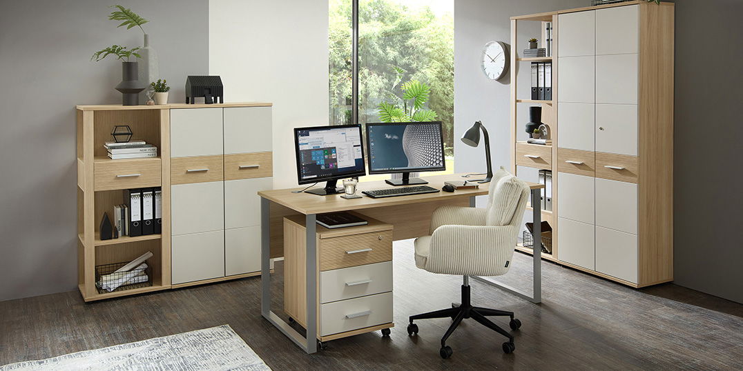 Helles, modernes Büro mit Holz- und Weißmöbeln, großem Schreibtisch mit zwei Monitoren und viel Stauraum
