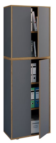 Hoher Büroschrank in Holzoptik mit grauen Fronten, teils geöffneten Türen und sichtbaren Ordnern und Büchern, perspektivisch in schräger Frontansicht von links vor weißem Hintergrund.