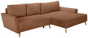 Braunes L-förmiges Ecksofa mit Recamiere rechts, Stoffbezug, gepolsterten Armlehnen und Holzfüßen, perspektivische Ansicht schräg von vorne