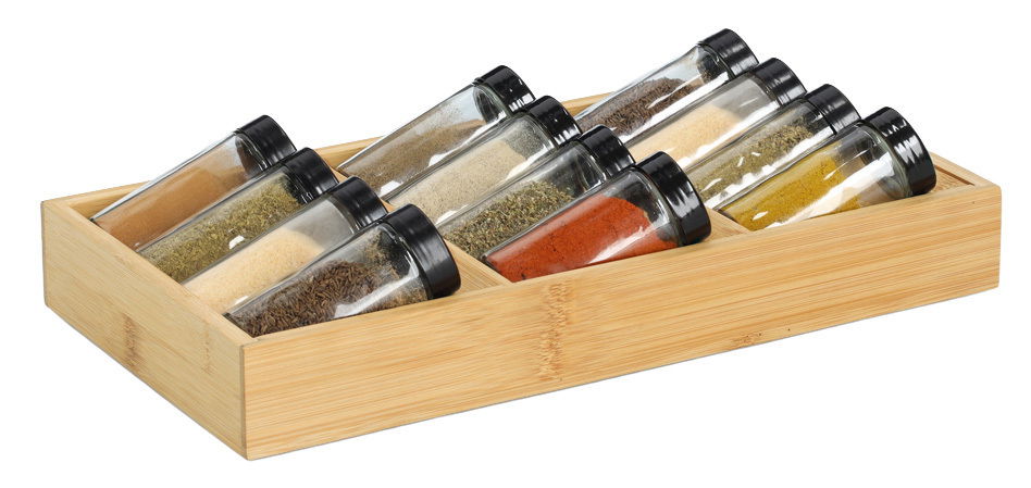 Zeller Present Gewürzeinsatz-Set 13-tlg. Gewürzeinsatz-Set aus Holz mit 8 Glasbehältern, gefüllt mit verschiedenen Gewürzen, aus schräger Vogelperspektive.