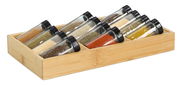 Gewürzeinsatz-Set aus Holz mit 8 Glasbehältern, gefüllt mit verschiedenen Gewürzen, aus schräger Vogelperspektive.