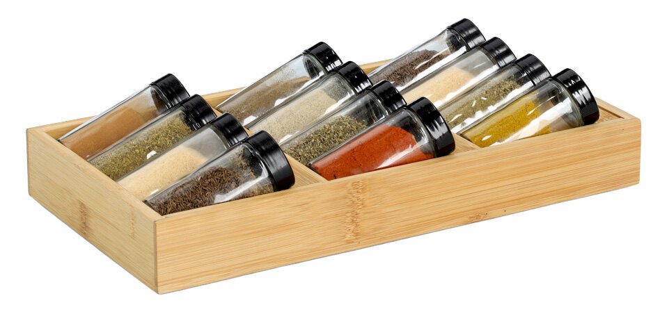 Gewürzeinsatz-Set aus Holz mit 8 Glasbehältern, gefüllt mit verschiedenen Gewürzen, aus schräger Vogelperspektive.