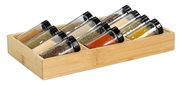 Gewürzeinsatz-Set aus Holz mit 8 Glasbehältern, gefüllt mit verschiedenen Gewürzen, aus schräger Vogelperspektive.