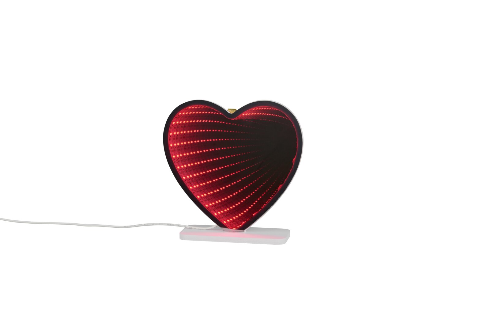Herzförmige rote LED-Dekoleuchte mit 3D-Tiefeneffekt auf weißem Sockel mit Kabel, frontal aufgenommen vor weißem Hintergrund