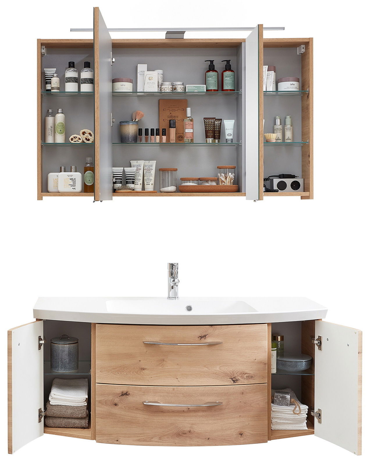 Badezimmerkombination aus Holz mit Spiegelschrank und Waschbeckenunterschrank, frontal fotografiert