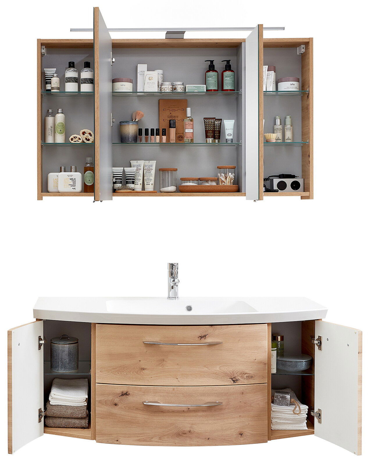 Badezimmerkombination aus Holz mit Spiegelschrank und Waschbeckenunterschrank, frontal fotografiert