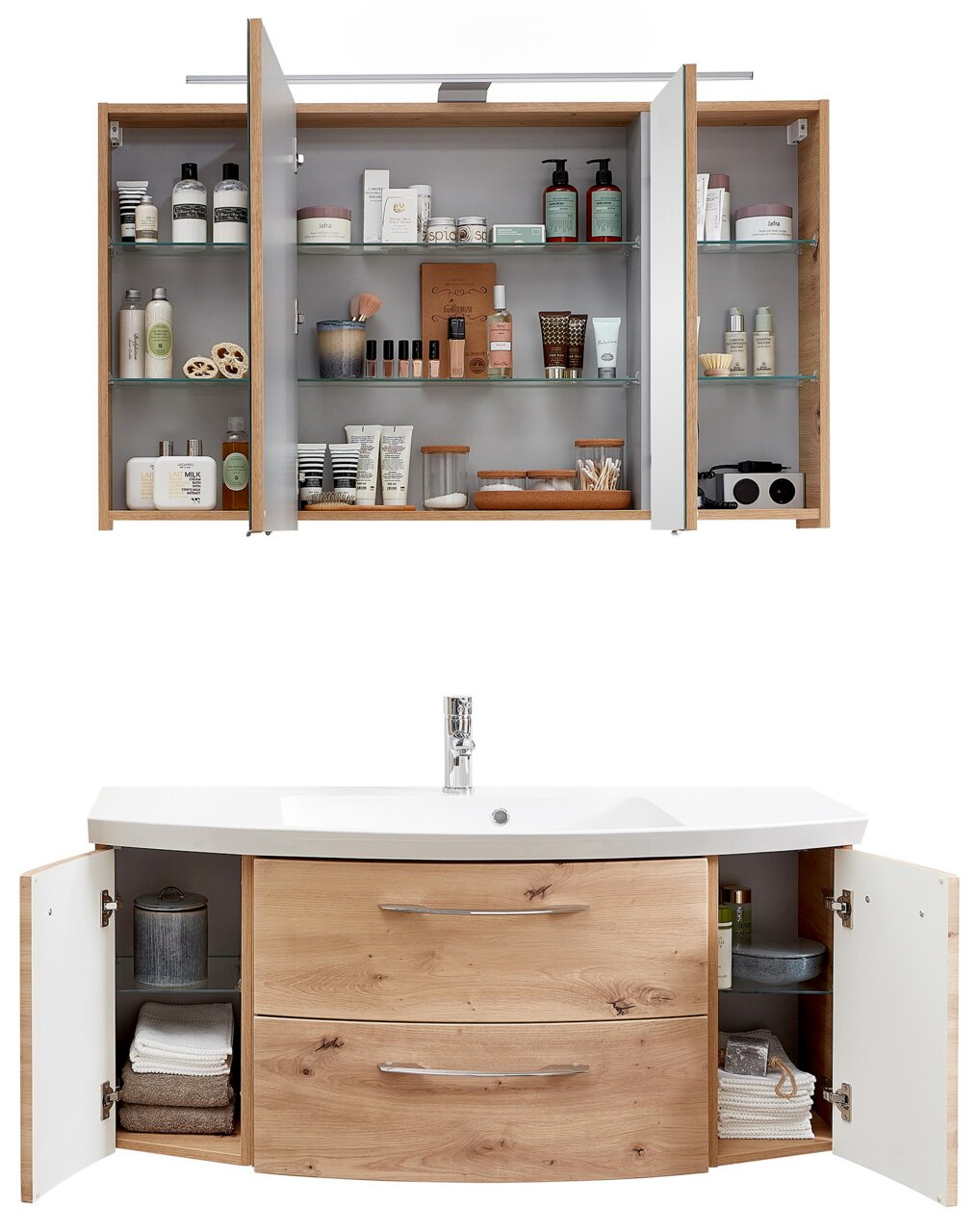 Badezimmerkombination aus Holz mit Spiegelschrank und Waschbeckenunterschrank, frontal fotografiert