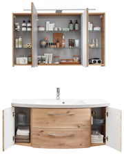 Badezimmerkombination aus Holz mit Spiegelschrank und Waschbeckenunterschrank, frontal fotografiert