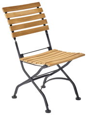 Klappbarer Gartenstuhl aus Holz und Metall, seitliche Perspektive