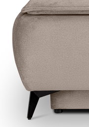 Detailaufnahme eines grauen, stoffbezogenen Sofas mit schwarzem Metallfuß, seitliche Perspektive