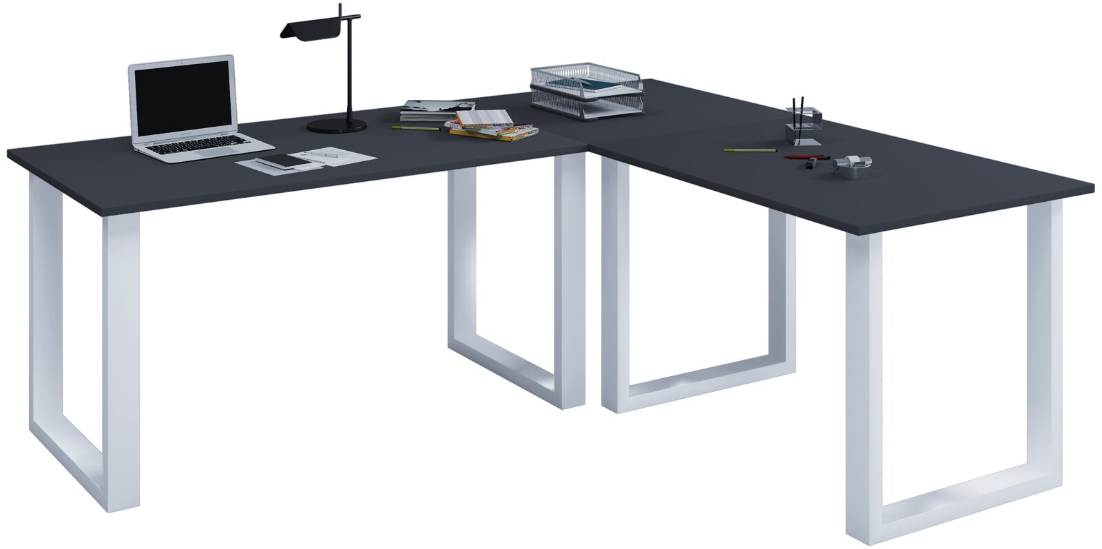 VCM Eck-Schreibtisch LONA Moderner L-förmiger Eckschreibtisch mit schwarzer Tischplatte und weißen Metallgestellen, in perspektivischer Schrägansicht von vorne, mit Laptop, Schreibtischlampe und Büroaccessoires auf der Oberfläche