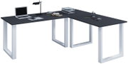 Moderner L-förmiger Eckschreibtisch mit schwarzer Tischplatte und weißen Metallgestellen, in perspektivischer Schrägansicht von vorne, mit Laptop, Schreibtischlampe und Büroaccessoires auf der Oberfläche