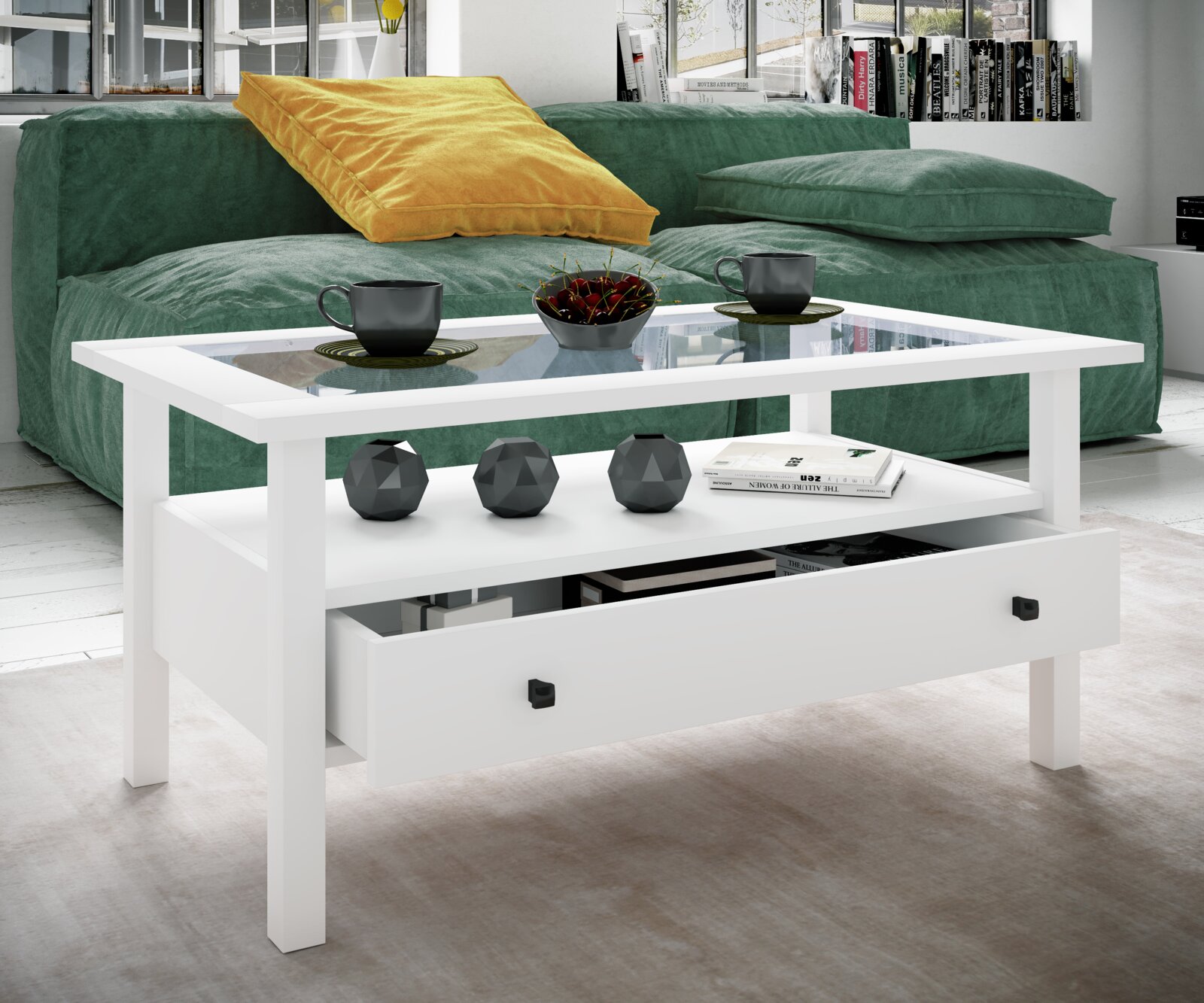 Weißer Couchtisch mit Glasplatte, offener Ablage und halb geöffneter Schublade im modernen Wohnzimmer vor grünem Sofa, Perspektive: frontale leicht schräge Ansicht von vorne links