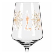 Nahaufnahme eines Weinglases mit sommerlichem, goldfarbenem Design und floralen Mustern.