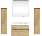 Frontale Ansicht einer Badkombination mit zwei hohen Holzschränken, einem Waschbeckenunterschrank und einem Spiegelschrank.