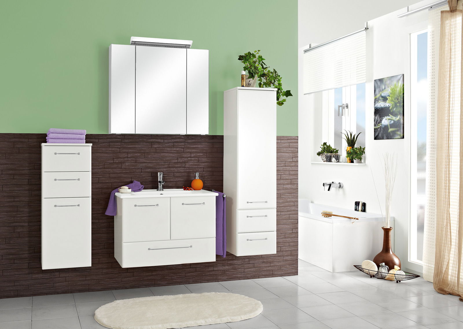 Moderner Badezimmer-Waschtischunterschrank in Weiß, frontal abgebildet, mit zwei Schubladen und Handtuchhalter, umgeben von stilvoller Dekoration.