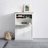 Weißer Sekretär mit Klapptür, Regalfächern und Schranktüren, frontal fotografiert. Dekoriert mit Lampe und Bild auf der Oberseite.