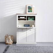 Weißer Sekretär mit Klapptür, Regalfächern und Schranktüren, frontal fotografiert. Dekoriert mit Lampe und Bild auf der Oberseite.