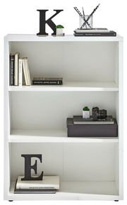 Weißes Regal mit drei Ebenen, dekoriert mit Büchern, Pflanzen und Dekobuchstaben, frontale Ansicht.