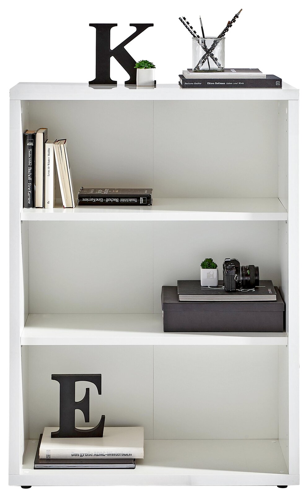 XORA Regal DIVINO Weißes Regal mit drei Ebenen, dekoriert mit Büchern, Pflanzen und Dekobuchstaben, frontale Ansicht.