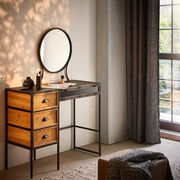 Schminktisch mit rundem Spiegel und Holzschubladen, seitliche Perspektive