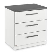 Moderne Nachtkommode mit drei Schubladen, weiße Fronten und dunkle Oberseite, seitliche Perspektive
