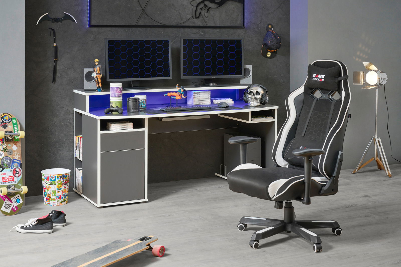 Gaming-Stuhl in einem modernen Gaming-Zimmer, seitliche Perspektive