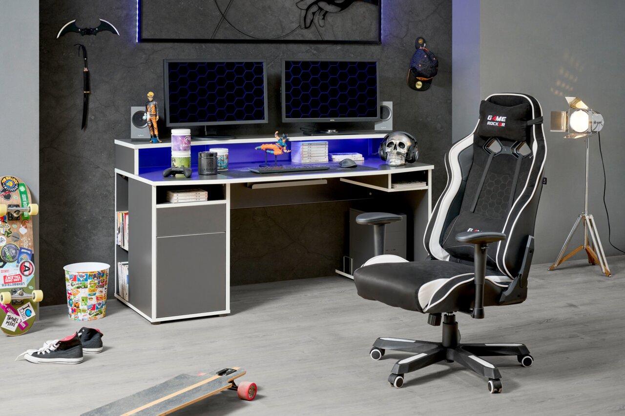 Gaming-Stuhl in einem modernen Gaming-Zimmer, seitliche Perspektive