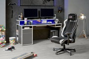 Gaming-Stuhl in einem modernen Gaming-Zimmer, seitliche Perspektive