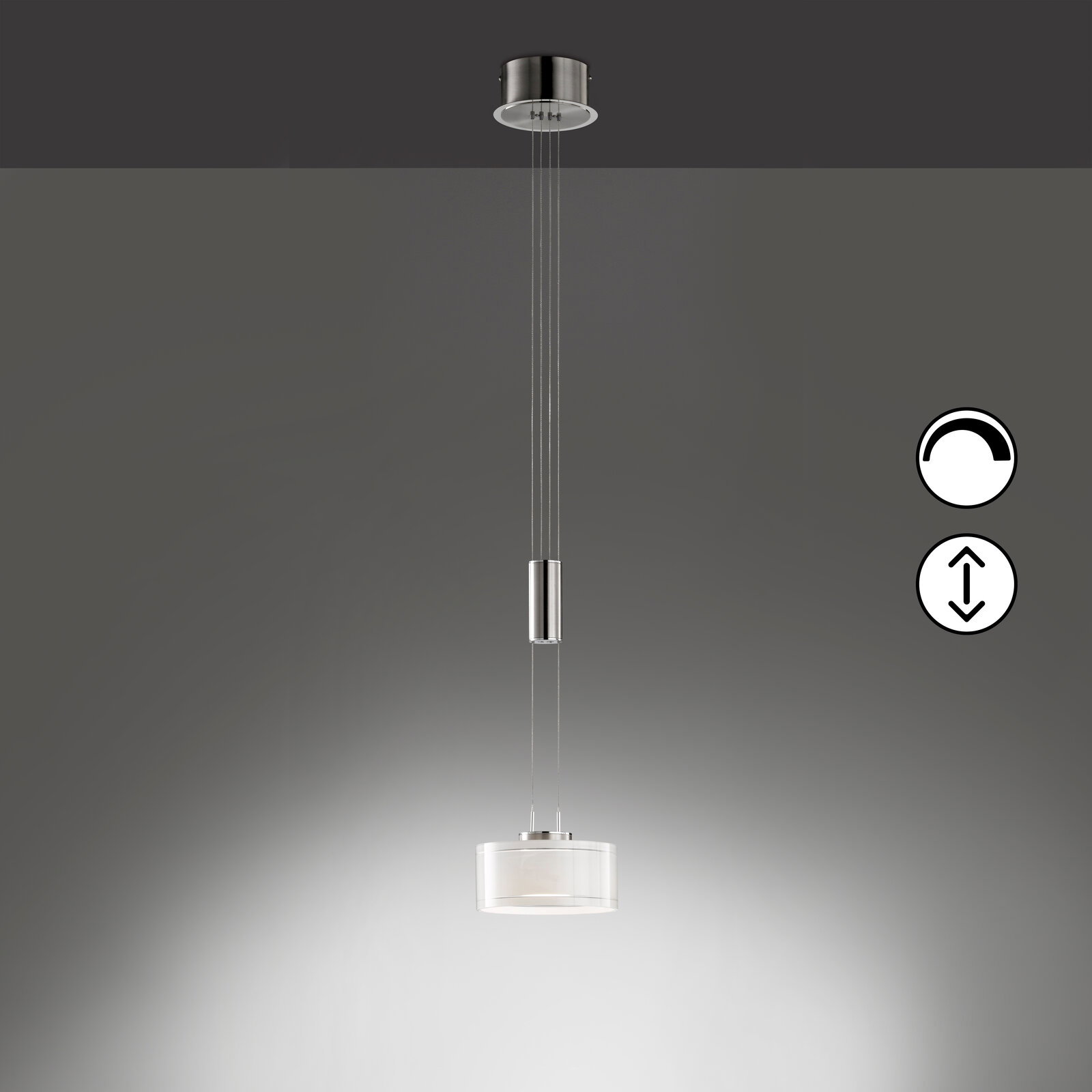 Moderne Pendelleuchte mit rundem, weißem Glasschirm und verchromter Aufhängung, frontale Ansicht von unten vor grauem Hintergrund