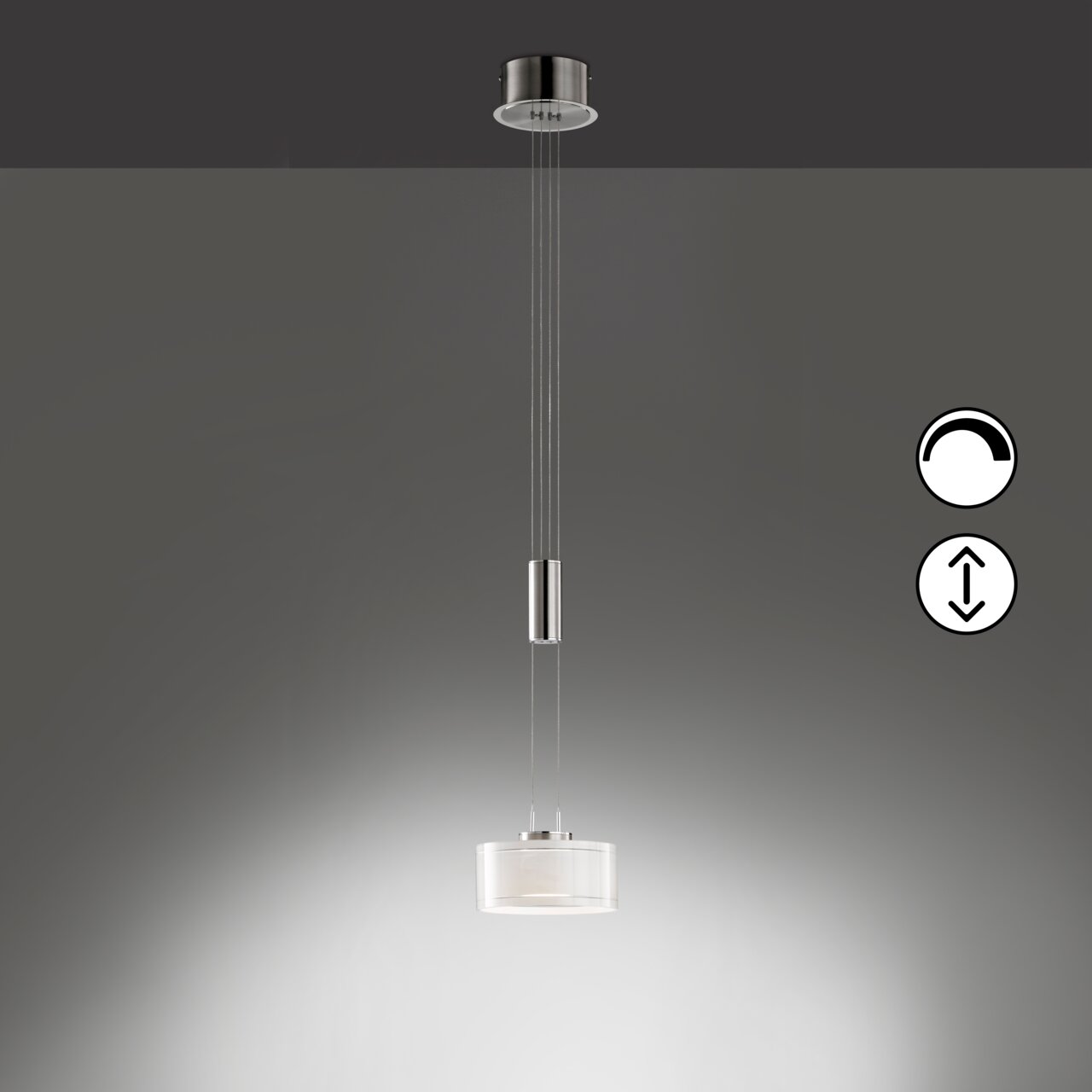 Moderne hanglamp met een ronde, witte glazen kap en een verchroomde ophanging, vooraanzicht van onderaf tegen een grijze achtergrond