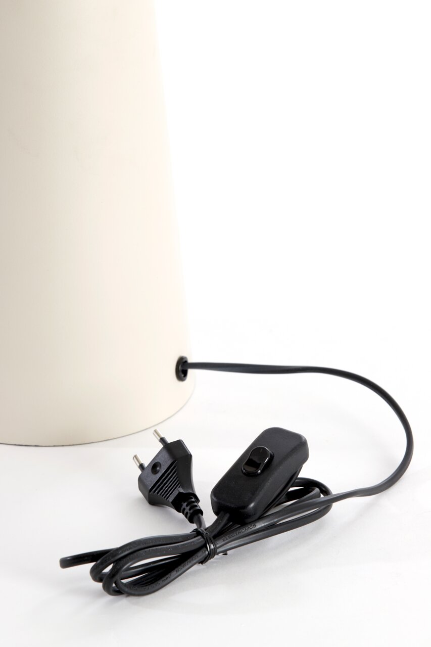 Nahaufnahme eines weißen Lampenfußes mit schwarzem Kabel und Schalter, seitliche Perspektive