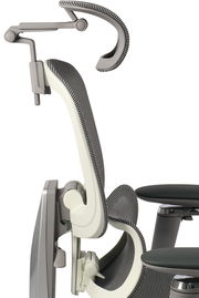 Seitenansicht eines modernen Drehstuhls mit ergonomischer Rückenlehne und Kopfstütze in Grau und Weiß.