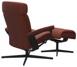 Rückansicht eines braunen Einzelsessels mit passendem Hocker, modernes Design mit schwarzem Metallgestell