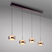 Moderne 4-flammige Pendelleuchte mit länglicher schwarzer Deckenleiste und vier rauchgrauen Glas-Schirmen, warm leuchtend, perspektivisch von schräg unten (Untersicht) vor hellem Hintergrund