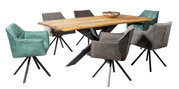 Moderne eettafel met houten blad en zwarte metalen poten, omringd door zes gestoffeerde stoelen in grijs en groen, gezien vanaf de zijkant.